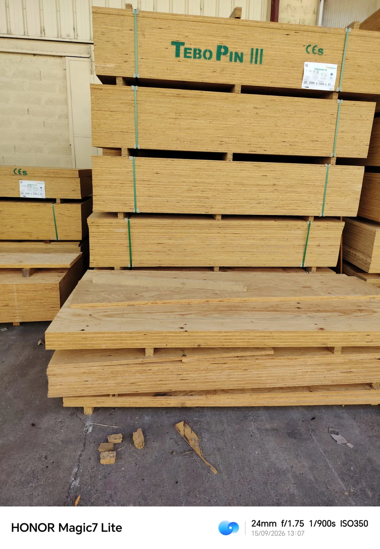 Stock de panneaux OSB pour besoins en épaisseur 22 mm