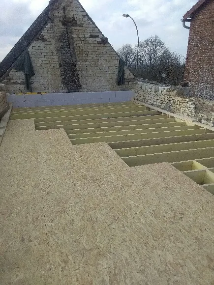 Pose de panneaux OSB sur solivage pour plancher